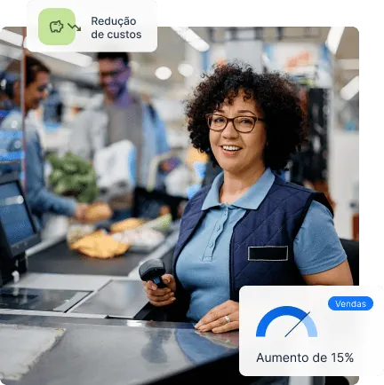 Atendente sorridente usando Frente de Caixa PDV rápido com aumento de 15% nas vendas e redução de custos